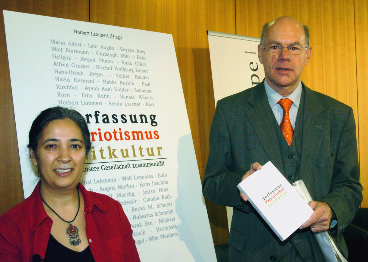Lammert, Norbert; Ates, Seyran Bundestagspräsident Dr. Norbert Lammert, CDU/CSU,  (Herausgeber) und Seyran Ates, Juristin und Mitautorin stellen gemeinsam das Buch "Verfassung, Patriotismus, Leitkultur - Was unsere Gesellschaft zusammenhält" in der Bundespressekonferenz vor.; Buchvorstellung