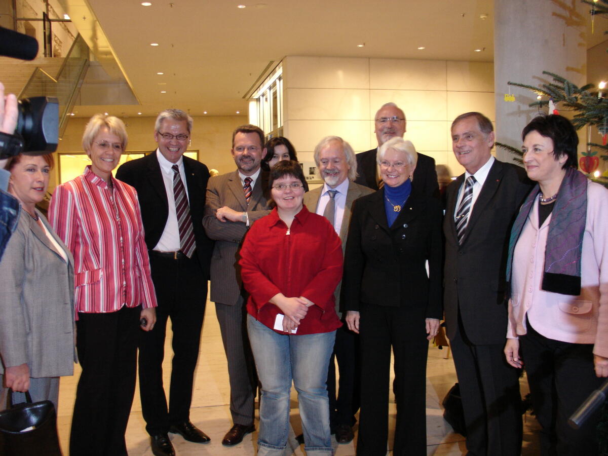 Hasselfeldt, Gerda; Zypries, Brigitte; Kastner, Susanne; Hüppe, Hubert; Zöller, Wolfgang; Antretter, Robert; Spindler, Janin Bundestagsvizepräsidentin Gerda Hasselfeldt (3.v.r.), CDU/CSU, weitere Abgeordnete sowie Robert Antretter der Bundesvorsitzender der Vereinigung Lebenshilfe e.V. nehmen im Rahmen einer Feierstunde im Eingangsfoyer Ost des Reichstagsgebäudes den Weihnachtsbaum mit eigens gefertigtem Schmuck aus Einrichtungen der Bundesvereinigung "Lebenshilfe für Menschen mit geistiger Behinderung".; Weihnachten; Weihnachtsschmuck; Lebenshilfe; Robert Antretter