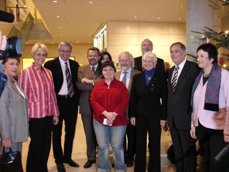 Hasselfeldt, Gerda; Zypries, Brigitte; Kastner, Susanne; Hüppe, Hubert; Zöller, Wolfgang; Antretter, Robert; Spindler, Janin Reichstagsgebäude, Ostportal