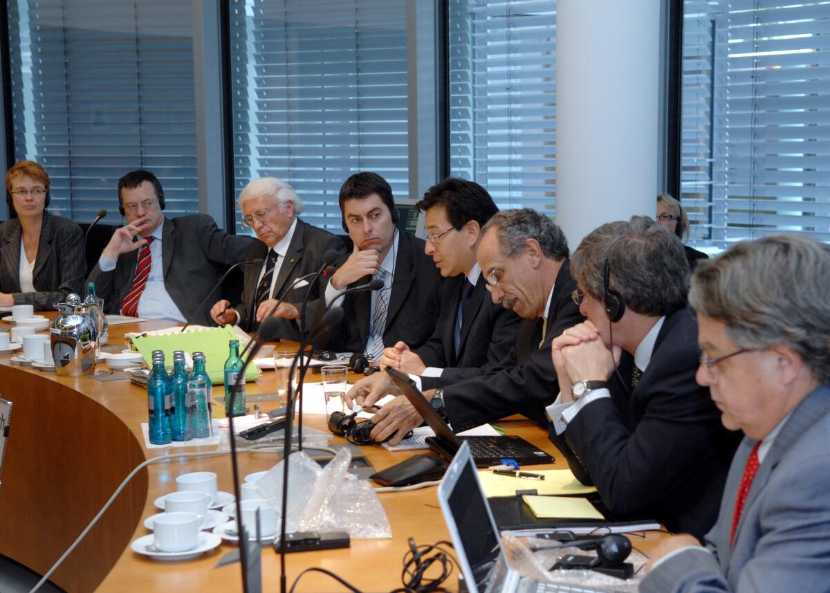 Fander Falconi Benitez, Aussenminister von Ecuador, (4.v.re), hält eine Gastrede im Ausschuss für wirtschaftliche Zusammenarbeit und Entwicklung des Deutschen Bundestages. Dr. Sascha Raabe, MdB, SPD, (5.v.re).; Übersicht. Raabe, Sascha; Benitez, Fander Falconi Fander Falconi Benitez, Aussenminister von Ecuador, (4.v.re), hält eine Gastrede im Ausschuss für wirtschaftliche Zusammenarbeit und Entwicklung des Deutschen Bundestages. Dr. Sascha Raabe, MdB, SPD, (5.v.re).; Übersicht.