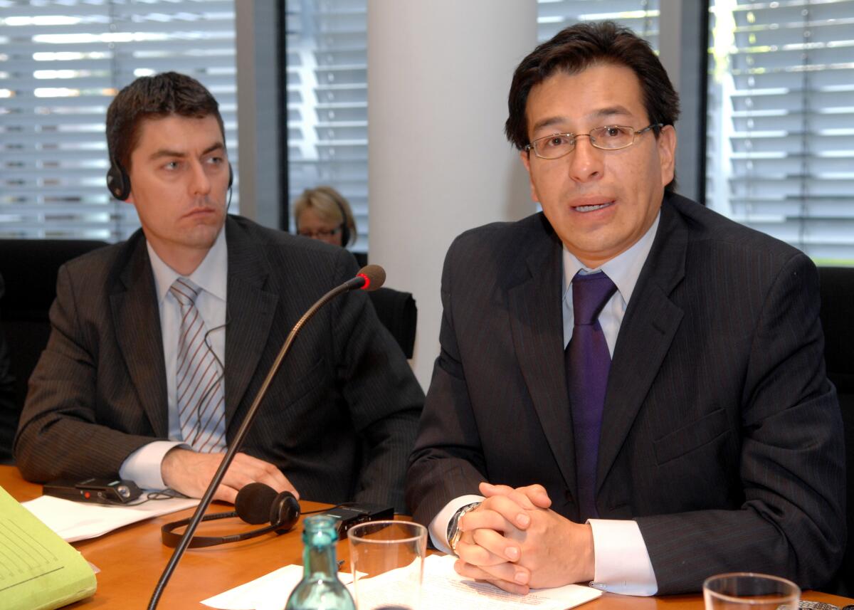 Raabe, Sascha; Benitez, Fander Falconi Fander Falconi Benitez, Aussenminister von Ecuador, (re), hält eine Gastrede im Ausschuss für wirtschaftliche Zusammenarbeit und Entwicklung des Deutschen Bundestages. Links Dr. Sascha Raabe, MdB, SPD.