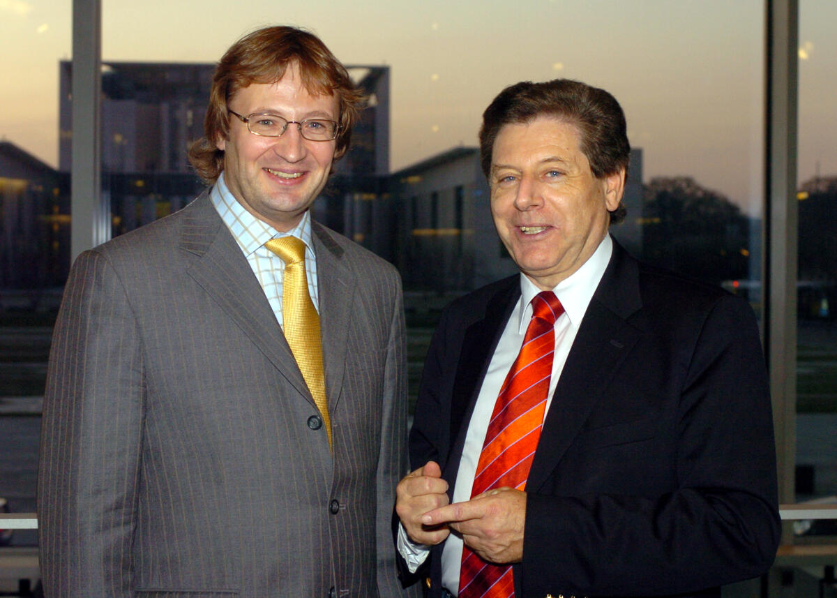 Oswald, Eduard; Atonen, Meelis Eine Delegation des Finanzausschusses des estnischen Parlaments hat dem Finanzausschuss des  Bundestages am 29. und 30. November einen Besuch abgestattet. Unser Bild zeigt die beiden Vorsitzenden Meelis Atonen (links) und Eduard Oswald, CDU/CSU. In dem Gespräch ging es um das finanzpolitische Programm der deutschen EU-Ratspräsidentschaft in der ersten Jahreshälfte 2007. Zur Sprache kamen unter anderem die Aussichten für eine Steuerharmonisierung in der EU und die Möglichkeiten, die Effizienz der Mittelverwendung in Brüssel zu erhöhen.