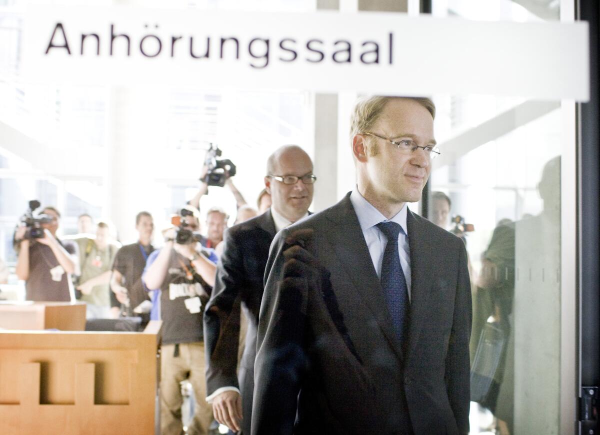 Herr Dr. Jens Weidmann, Bundeskanzleramt (vorne) vor der Anhörung des Untersuchungsausschuss, der die Vorgänge um die HRE und deren irische Tochter Depfa aufklären soll. Weidmann, Jens; Asmussen, Jörg Herr Dr. Jens Weidmann, Bundeskanzleramt (vorne) vor der Anhörung des Untersuchungsausschuss, der die Vorgänge um die HRE und deren irische Tochter Depfa aufklären soll.