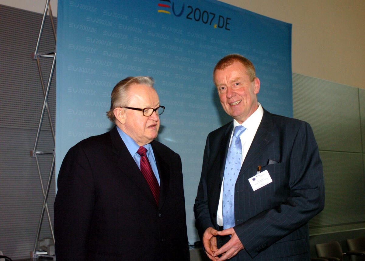 Polenz, Ruprecht; Ahtissari, Martti Im Rahmen der Konferenz der Vorsitzenden der Auswärtigen Ausschüsse der Mitgliedstaaten der Europäischen Union, COFACC, begrüßt der Vorsitzende des Auswärtigen Ausschusses des Deutschen Bundestages, Ruprecht Polenz, CDU/CSU,; Martti Ahtissari (li), den Sonderbeauftragten der UN für den künftigen Statusprozess des Kosovo.