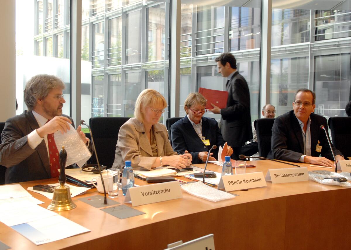 Hoppe, Thilo; Acosta, Alberto Thilo Hoppe, (li), Bündnis 90/Die Grünen, Vorsitzender des Ausschusses für wirtschaftliche Zusammenarbeit und Entwicklung im Deutschen Bundestag, empfängt Alberto Acosta, (re),  aus Ecuador, im Ausschuss.