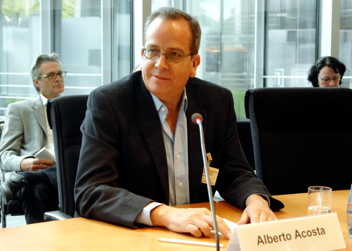 Thilo Hoppe, Bündnis 90/Die Grünen, Vorsitzender des Ausschusses für wirtschaftliche Zusammenarbeit und Entwicklung im Deutschen Bundestag, empfängt Alberto Acosta (im Bild) aus Ecuador, im Ausschuss. Hoppe, Thilo; Acosta, Alberto Thilo Hoppe, Bündnis 90/Die Grünen, Vorsitzender des Ausschusses für wirtschaftliche Zusammenarbeit und Entwicklung im Deutschen Bundestag, empfängt Alberto Acosta (im Bild) aus Ecuador, im Ausschuss.