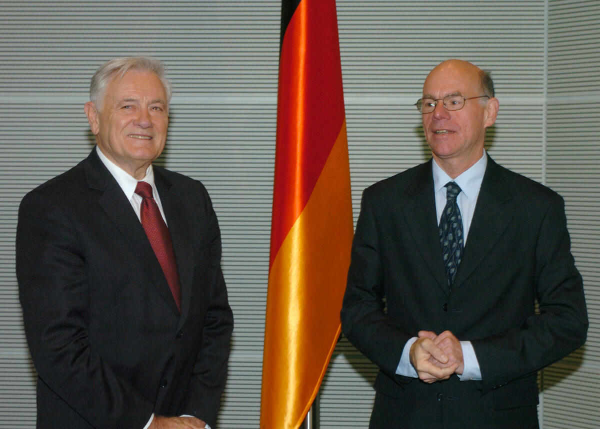 Bundestagspräsident Dr. Norbert Lammert empfängt den Präsidenten der Republik Litauen, Valdas Adamkus.; Fahne. Lammert, Norbert; Adamkus, Valdas Bundestagspräsident Dr. Norbert Lammert empfängt den Präsidenten der Republik Litauen, Valdas Adamkus.; Fahne.