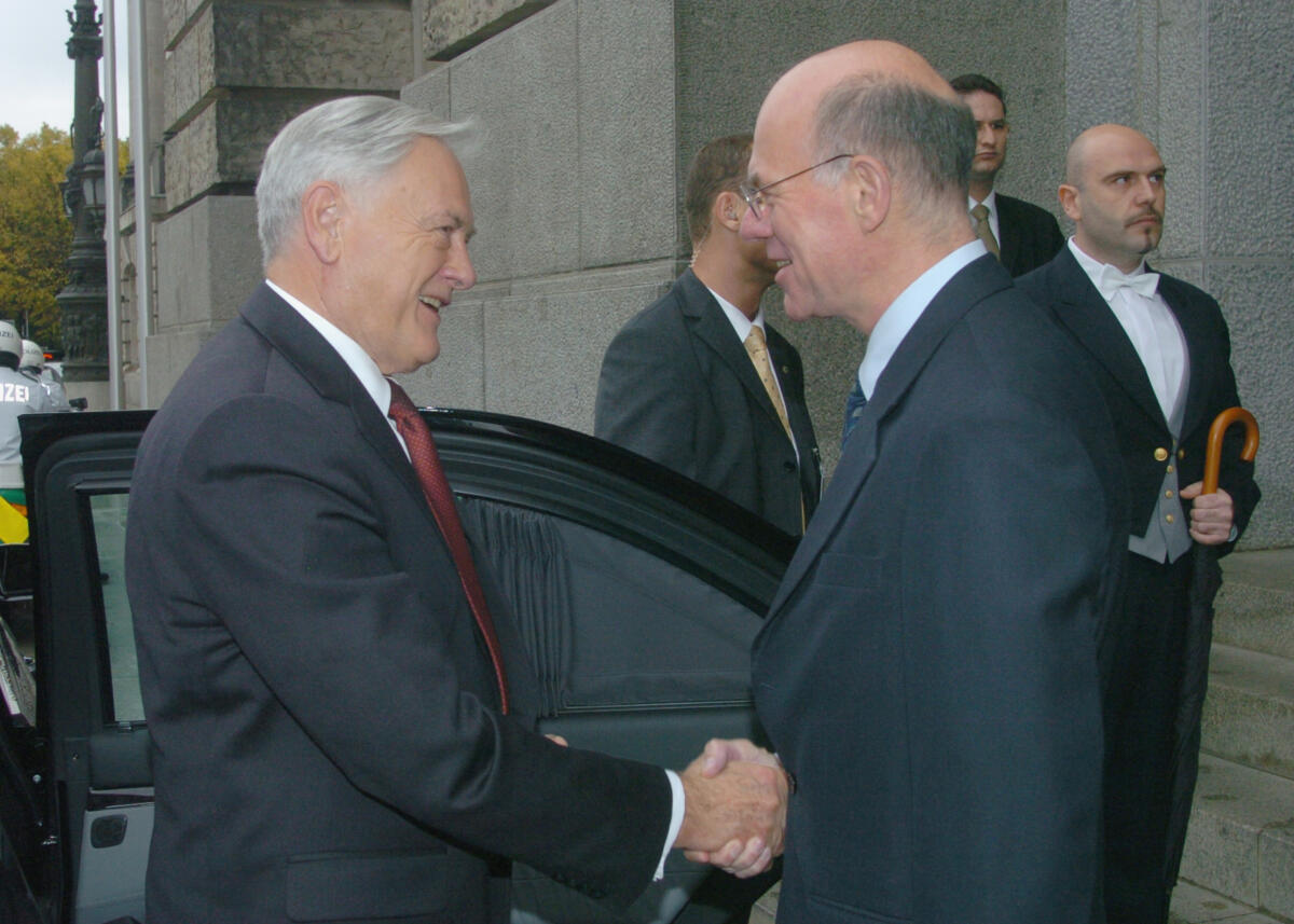 Lammert, Norbert; Adamkus, Valdas Bundestagspräsident Dr. Norbert Lammert empfängt den Präsidenten der Republik Litauen, Valdas Adamkus. Hier die Begrüßung am Ostportal des Reichstagsgebäudes.