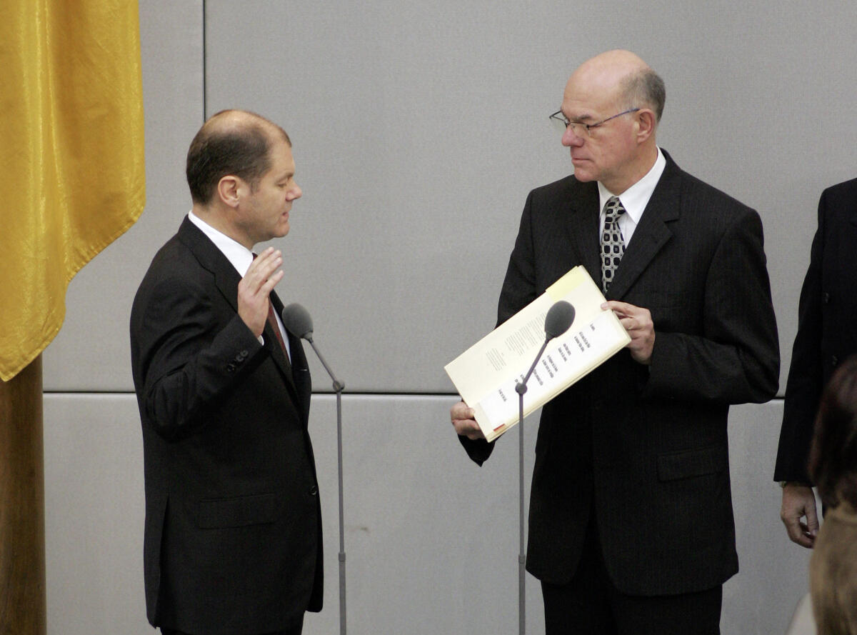 Scholz, Olaf; Lammert, Norbert Vereidigung des Bundesminister für Arbeit und Soziales Olaf Scholz, SPD (li.) durch den Bundestagspräsidenten Norbert Lammert, CDU/CSU (re.) am 27.11.2007.; Vereidigung, Bundesminister, Neubesetzung