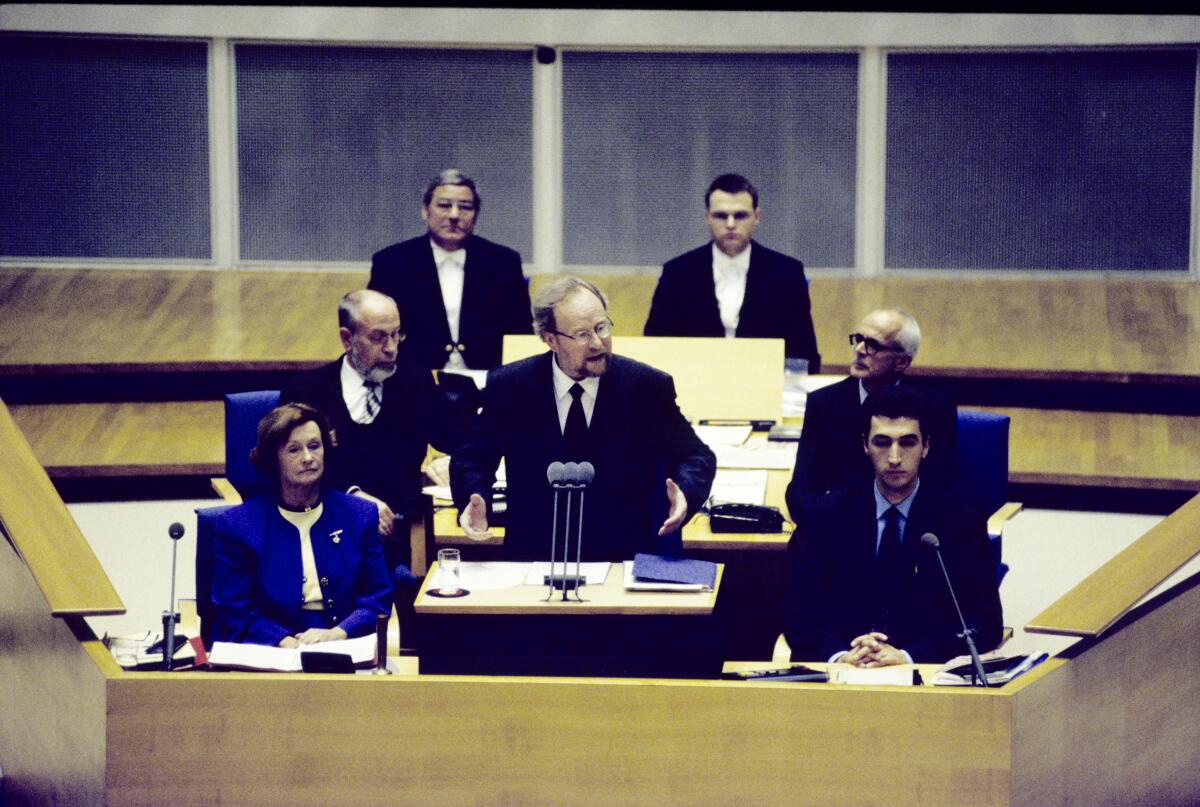 Der neu gewählte Bundestagspräsident Wolfgang Thierse, SPD, eröffnet in der Konstituierenden Sitzung den 14. Deutschen Bundestag.; Schriftführer: Cem Özdemir, Bündnis 90/Die Grünen, MdB (rechts) und Erika Reinhardt, CDU/CSU, MdB (links). Direktor beim Deutschen Bundestag: Rudolf Kabel.; Sitzungseröffnung, Ansprache Thierse, Wolfgang; Özdemir, Cem; Reinhardt, Erika; Kabel, Rudolf Der neu gewählte Bundestagspräsident Wolfgang Thierse, SPD, eröffnet in der Konstituierenden Sitzung den 14. Deutschen Bundestag.; Schriftführer: Cem Özdemir, Bündnis 90/Die Grünen, MdB (rechts) und Erika Reinhardt, CDU/CSU, MdB (links). Direktor beim Deutschen Bundestag: Rudolf Kabel.; Sitzungseröffnung, Ansprache
