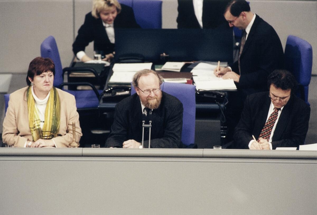 72. Plenarsitzung des Deutschen Bundestages. Vorsitz im Plenum Bundestagspräsident Wolfgang Thierse. Schriftführer: Regina Schmidt-Zadel, SPD, MdB (rechts) und Hans-Peter Friedrich, CDU/CSU, MdB (links).; Bundestagspräsident, Schriftführer, Plenarsitzung, Plenum Thierse, Wolfgang 72. Plenarsitzung des Deutschen Bundestages. Vorsitz im Plenum Bundestagspräsident Wolfgang Thierse. Schriftführer: Regina Schmidt-Zadel, SPD, MdB (rechts) und Hans-Peter Friedrich, CDU/CSU, MdB (links).; Bundestagspräsident, Schriftführer, Plenarsitzung, Plenum