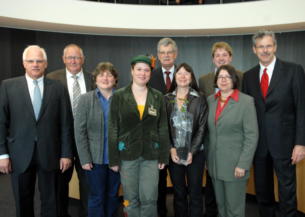 Die Baumkönigin, Ulrike Kreplin, (4.v.li), der Präsident des Bundes deutscher Baumschulen (BdB) e. V., Karl-Heinz Plum, (3.v.re.), und Marcus Kühling, (2.v.li), Geschäftsführer des Deutschen Forstvereins e. V., sind Gast im Ausschuss für Ernährung, Landwirtschaft und Verbraucherschutz im Deutschen Bundestag. Die Vorsitzende, Ulrike Höfken, (4.v.re), Bündnis 90/Die Grünen, eröffnet die Sitzung. Höfken, Ulrike; Kreplin, Ulrike; Plum, Karl-Heinz; Kühling, Marcus Die Baumkönigin, Ulrike Kreplin, (4.v.li), der Präsident des Bundes deutscher Baumschulen (BdB) e. V., Karl-Heinz Plum, (3.v.re.), und Marcus Kühling, (2.v.li), Geschäftsführer des Deutschen Forstvereins e. V., sind Gast im Ausschuss für Ernährung, Landwirtschaft und Verbraucherschutz im Deutschen Bundestag. Die Vorsitzende, Ulrike Höfken, (4.v.re), Bündnis 90/Die Grünen, eröffnet die Sitzung.