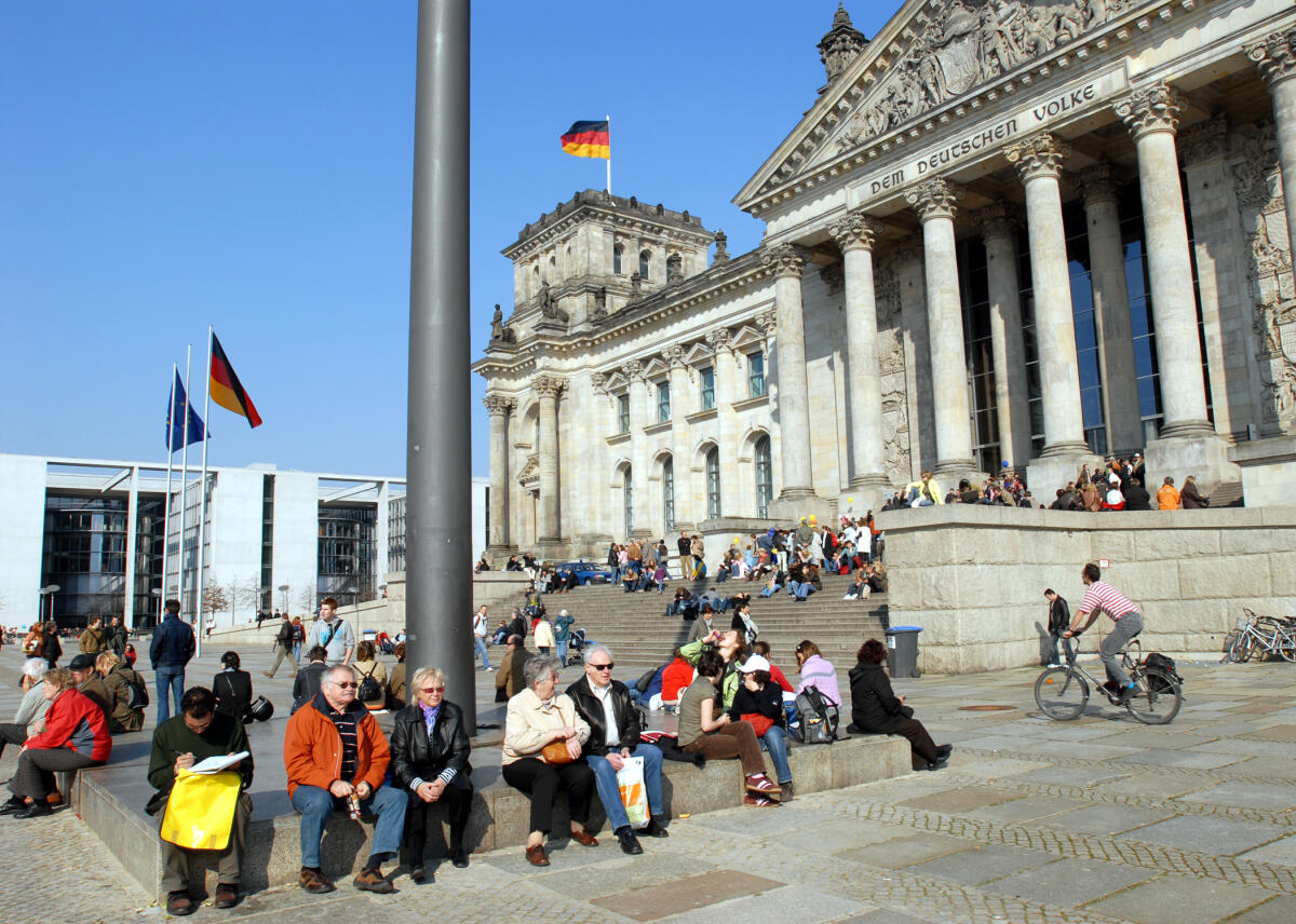  Tag der Ein- und Ausblicke 2007. Der belebte Vorplatz des Reichstagsgebäudes. Blick auf das Westportal und die Freitreppe.; Außenansicht, Westseite, Treppe, Besucher, Fest, Tag der Offenen Tür, Europafest, Europa