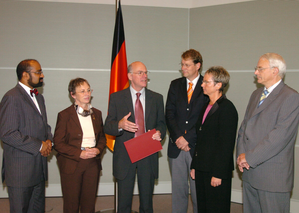 Übergabe des Tätigkeitsbericht 2005 vom Petitionsausschusses des Deutschen Bundestages durch die Ausschussvorsitzende Kerstin Naumann, DIE LINKE., im Beisein der Obleute der Fraktionen, an Bundestagspräsident Dr. Norbert Lammert, CDU/CSU.; Von links nach rechts:; Josef Winkler, MdB (Bündnis 90/Die Grünen), Gabriele Lösekrug-Möller, MdB (SPD), Dr. Norbert Lammert, Bundestagspräsident (CDU/CSU), Gero Storjohann, stv. Vorsitzender Petitionsausschuss, MdB, (CDU/CSU), Kerstin Naumann, Vorsitzende des Petitionsausschusses, MdB, (DIE LINKE.), Günter Baumann, MdB, (CDU/CSU). Lammert, Norbert; Winkler, Josef Philip; Lösekrug-Möller, Gabriele; Storjohann, Gero; Naumann, Kersten; Baumann, Günter Übergabe des Tätigkeitsbericht 2005 vom Petitionsausschusses des Deutschen Bundestages durch die Ausschussvorsitzende Kerstin Naumann, DIE LINKE., im Beisein der Obleute der Fraktionen, an Bundestagspräsident Dr. Norbert Lammert, CDU/CSU.; Von links nach rechts:; Josef Winkler, MdB (Bündnis 90/Die Grünen), Gabriele Lösekrug-Möller, MdB (SPD), Dr. Norbert Lammert, Bundestagspräsident (CDU/CSU), Gero Storjohann, stv. Vorsitzender Petitionsausschuss, MdB, (CDU/CSU), Kerstin Naumann, Vorsitzende des Petitionsausschusses, MdB, (DIE LINKE.), Günter Baumann, MdB, (CDU/CSU).
