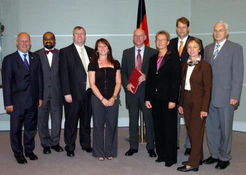 Lammert, Norbert; Scott, John; Winkler, Josef Philip; McMahon, Michael; Kane, Rosei; Naumann, Kersten; Strothmann, Lena; Lösekrug-Möller, Gabriele; Baumann, Günter Reichstagsgebäude, Empfangsraum