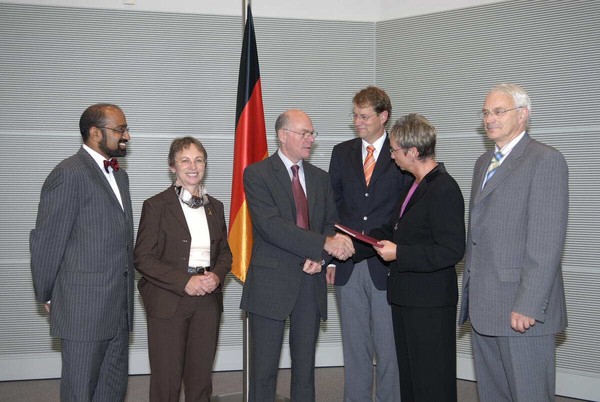 Winkler, Josef Philip; Lösekrug-Möller, Gabriele; Lammert, Norbert; Ackermann, Jens; Naumann, Kersten; Baumann, Günter Übergabe des Tätigkeitsberichts 2005 des Petitionsausschusses an den Bundestagspräsident Dr. Norbert Lammert.; Von links:; Josef Philip Winkler, Bündnis 90/Die Grünen, Obmann, Gabriele Lösekrug-Möller, SPD,  Dr. Norbert Lammert, CDU/CSU, Bundestagspräsident, Jens Ackermann, FDP, Obmann Kerstin Naumann, Vorsitzende des Petitionsausschusses, DIE LINKE., und Günter Baumann, CDU/CSU, Obmann, während der Übergabe.; Abgeordnete, MdB