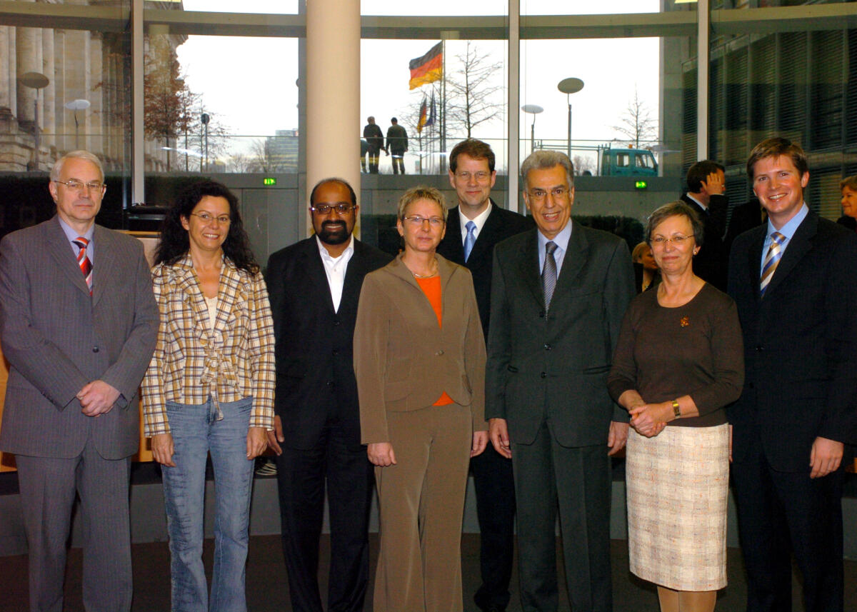 Sitzung des Petitionsausschusses des Deutschen Bundestages. Hier ein Gruppenfoto der Obleute des Ausschusses und des Gastes:; v.li.n.re.: Günter Baumann, CDU/CSU; Heidrun Bluhm, DIE LINKE; Josef Winkler, Bündnis 90/Die Grünen; Kersten Naumann, DIE LINKE., Vorsitzende des Ausschusses; Gero Storjohann, CDU/CSU; Prof. Dr. P. Nikiforos Diamandouros, Europäischer Bürgerbeauftragter; Gabriele Lösekrug-Möller, SPD; Florian Toncar, FDP. Naumann, Kersten; Diamandouros, P. Nikiforos; Storjohann, Gero; Baumann, Günter; Bluhm, Heidrun; Winkler, Josef Philip; Lösekrug-Möller, Gabriele; Toncar, Florian Sitzung des Petitionsausschusses des Deutschen Bundestages. Hier ein Gruppenfoto der Obleute des Ausschusses und des Gastes:; v.li.n.re.: Günter Baumann, CDU/CSU; Heidrun Bluhm, DIE LINKE; Josef Winkler, Bündnis 90/Die Grünen; Kersten Naumann, DIE LINKE., Vorsitzende des Ausschusses; Gero Storjohann, CDU/CSU; Prof. Dr. P. Nikiforos Diamandouros, Europäischer Bürgerbeauftragter; Gabriele Lösekrug-Möller, SPD; Florian Toncar, FDP.