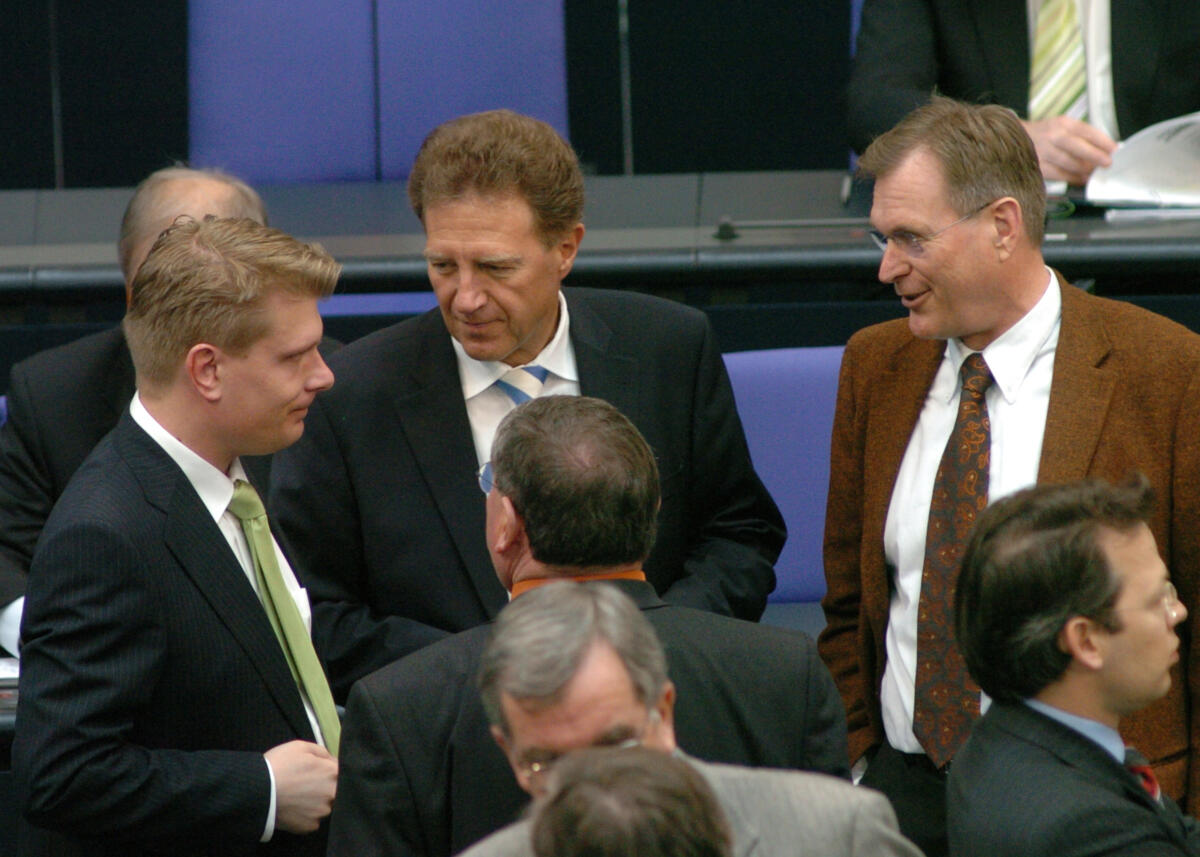 Bareiß, Thomas Thomas Bareiß, (li), CDU/CSU, während einer namentlichen Abstimmung im Plenum des Deutschen Bundestages.