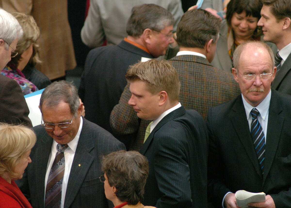Bareiß, Thomas Thomas Bareiß, (mitte), CDU/CSU, während einer namentlichen Abstimmung im Plenum des Deutschen Bundestages.
