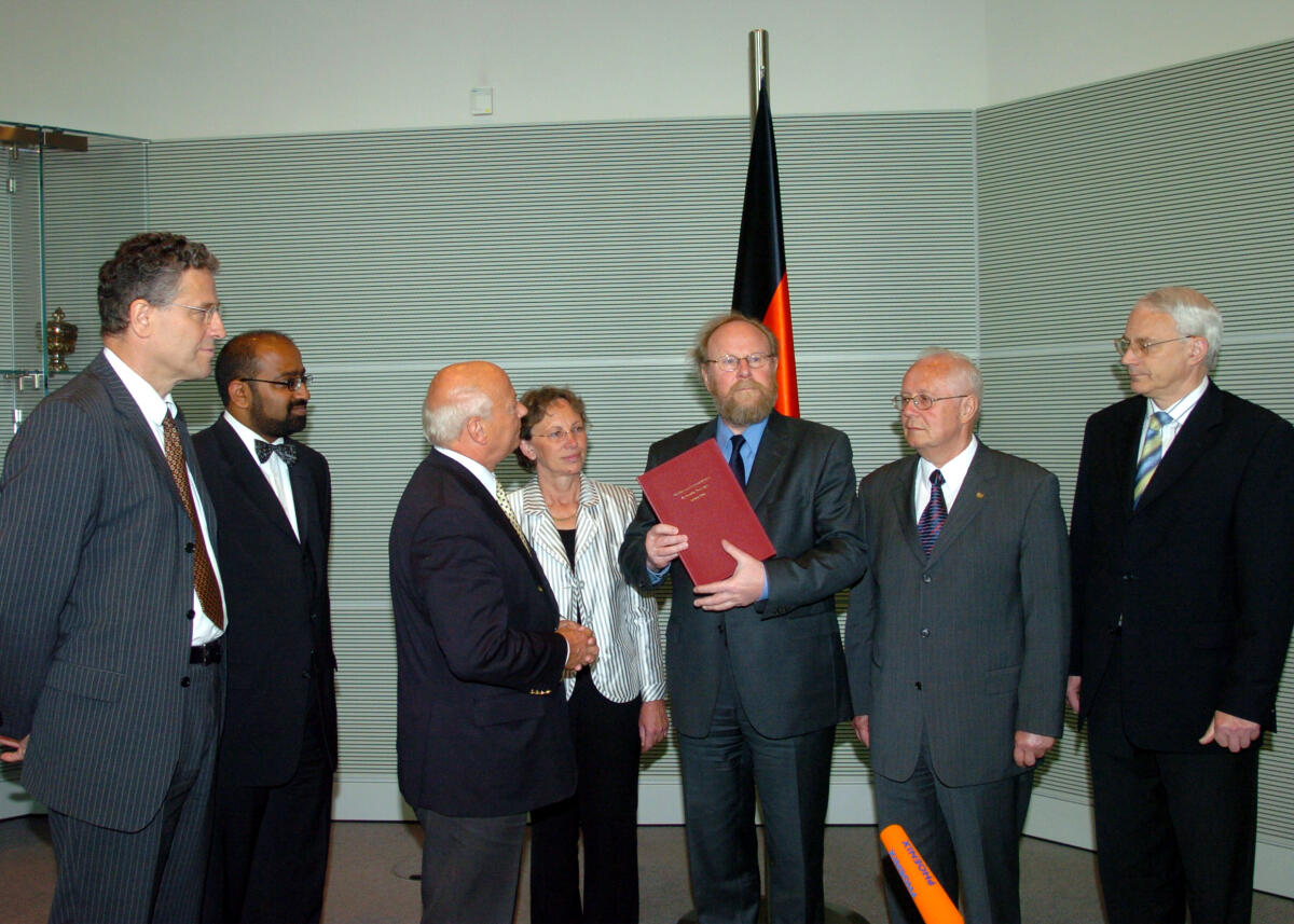 Addicks, Karl; Winkler, Josef Philip; Guttmacher, Karlheinz; Lösekrug-Möller, Gabriele; Thierse, Wolfgang; Hagemann, Klaus; Baumann, Günter Übergabe des Tätigkeitsbericht 2004 vom Petitionsausschusses des Deutschen Bundestages durch den Ausschussvorsitzenden  Dr. Karlheinz Guttmacher, FDP, im Beisein der Obleute der Fraktionen, an Bundestagspräsident Wolfgang Thierse, SPD,; v.l.n.r.:  Dr. Karl Addicks, MdB, FDP, Josef Philip Winkler, Bündnis 90/Die Grünen, SPD, Dr. Karlheinz Guttmacher, Vorsitzender, FDP, Gabriele Lösekrug-Möller, SPD,  Bundespräsident Wolfgang Thierse, SPD, Klaus Hagemann, stv. Ausschussvorsitzender, Günter Baumann, CDU/CSU.