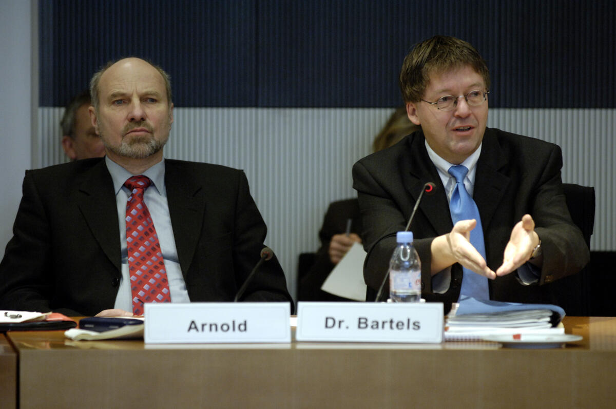 Der Verteidigungsauschuss ist im Paul-Löbe-Haus, PLH 2.700, zu einer Sitzung; zusammengetreten.; v.l.: Rainer Arnold, SPD, Obmann, und Dr. Hans-Peter Bartels, SPD.; Abgeordnete, MdB, Ordentliche Ausschussmitglieder, Geste, Gestik Arnold, Rainer; Bartels, Hans-Peter Der Verteidigungsauschuss ist im Paul-Löbe-Haus, PLH 2.700, zu einer Sitzung; zusammengetreten.; v.l.: Rainer Arnold, SPD, Obmann, und Dr. Hans-Peter Bartels, SPD.; Abgeordnete, MdB, Ordentliche Ausschussmitglieder, Geste, Gestik