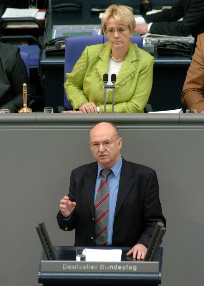 Bahr, Ernst; Kastner, Susanne Ernst Bahr, MdB, SPD, Rede, Deutscher Bundestag, 29.Sitzung, TOP1, Epl 10, Thema: Haushaltsgesetz 2006, Ernährung, Landwirtschaft und Verbraucherschutz. Vorsitz: Bundestagsvizepräsidentin Dr. h. c. Susanne Kastner, SPD.; Rednerpult.