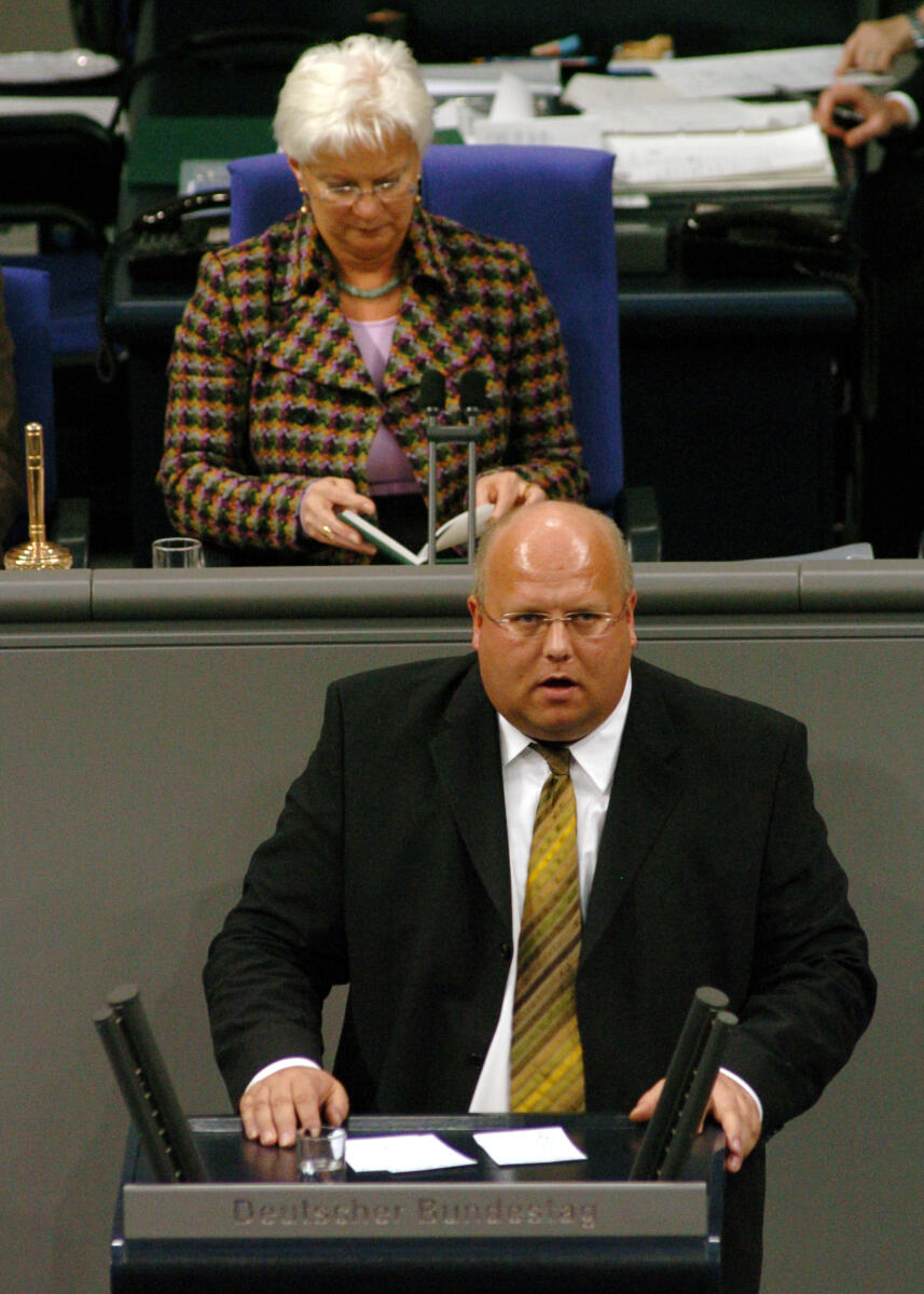 Amann, Gregor; Hasselfeldt, Gerda Gregor Amann, MdB, SPD, Rede Deutscher Bundestag, 18. Sitzung, ZP1, Thema: Aktuelle Stunde, geplante Kürzungen bei Hartz IV zu Lasten junger Erwachsener. Vorsitz: Bundestagsvizepräsidentin Gerda Hasselfeldt, CDU/CSU.

Rednerpult.