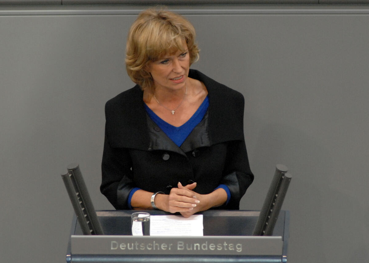 Dagmar Wöhrl, CDU/CSU, Bundestagsabgeordnete, Abgeordnete, Mitglied des Deutschen Bundestages, MdB, Rede, Deutscher Bundestag, 179. Sitzung, TOP 7, Thema: Vergaberecht.; Rednerpult. Wöhrl, Dagmar G. Dagmar Wöhrl, CDU/CSU, Bundestagsabgeordnete, Abgeordnete, Mitglied des Deutschen Bundestages, MdB, Rede, Deutscher Bundestag, 179. Sitzung, TOP 7, Thema: Vergaberecht.; Rednerpult.
