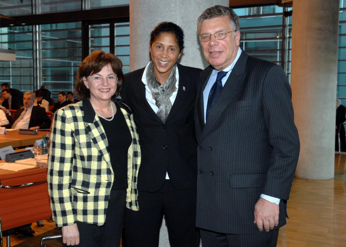 Gemeinsame Sitzung des Sportausschusses und des Ausschusses für Tourismus des Deutschen Bundestages. Hier die Vorsizenden der Ausschüsse, Marlene Mortler, CDU/CSU, (li.), und Peter Danckert, SPD, mit der Präsidentin des Organisationskomitees des DFB, Stephanie Jones, (mitte). Danckert, Peter; Jones, Stephanie; Mortler, Marlene Gemeinsame Sitzung des Sportausschusses und des Ausschusses für Tourismus des Deutschen Bundestages. Hier die Vorsizenden der Ausschüsse, Marlene Mortler, CDU/CSU, (li.), und Peter Danckert, SPD, mit der Präsidentin des Organisationskomitees des DFB, Stephanie Jones, (mitte).