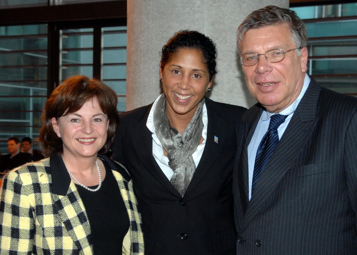 Gemeinsame Sitzung des Sportausschusses und des Ausschusses für Tourismus des Deutschen Bundestages. Hier die Vorsizenden der Ausschüsse, Marlene Mortler, CDU/CSU, (li.), und Peter Danckert, SPD, mit der Präsidentin des Organisationskomitees des DFB, Stephanie Jones, (mitte). Danckert, Peter; Jones, Stephanie; Mortler, Marlene Gemeinsame Sitzung des Sportausschusses und des Ausschusses für Tourismus des Deutschen Bundestages. Hier die Vorsizenden der Ausschüsse, Marlene Mortler, CDU/CSU, (li.), und Peter Danckert, SPD, mit der Präsidentin des Organisationskomitees des DFB, Stephanie Jones, (mitte).