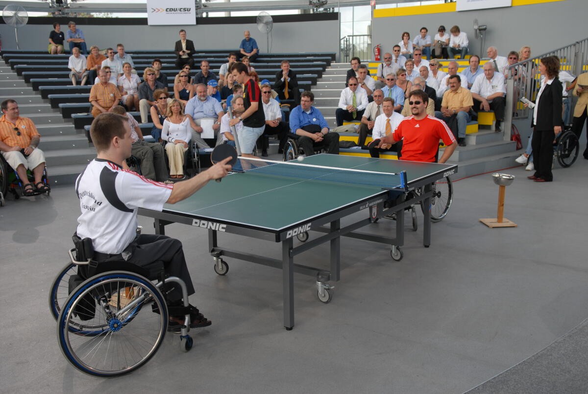  Heiko Gosemann und Jan Gürtler, Paralympicsteilnehmer Athen 2004 vom Rollstuhl-Sport-Club Berlin e.V., treten gegeneinander an. Bundestagsarena