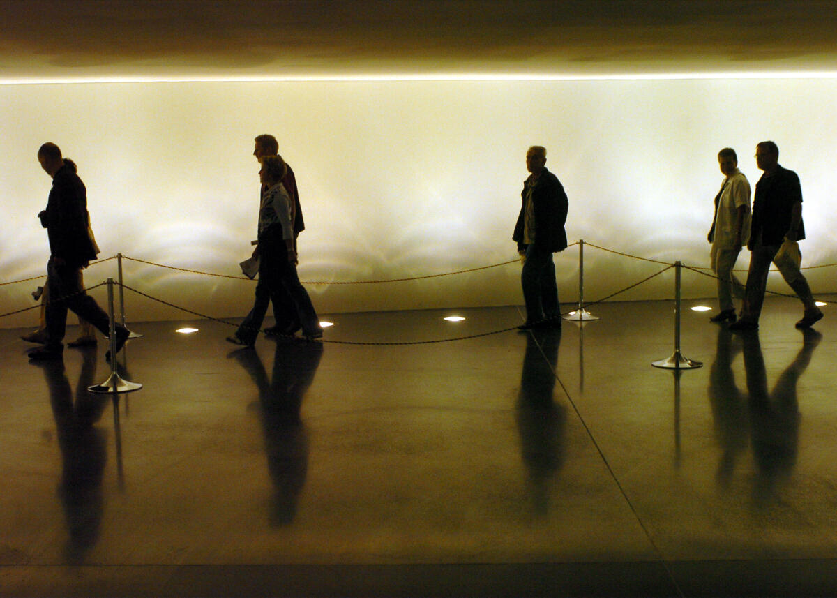  Tage der Ein- und Ausblicke im Deutschen Bundestag. Von Freitag, den 17.09.2004 bis Sonnabend, den 18.09.2004, Tunnel vom Paul-Löbe-Haus zum Reichstagsgebäude, Tunnelunterführung, Unterführung, Tag der offenen Tür, Besucher,