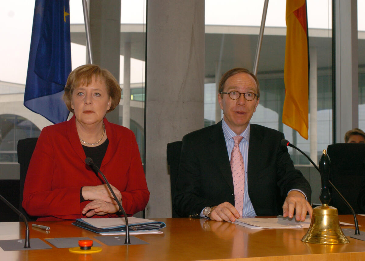 Bundeskanzlerin Dr. Angela Merkel, CDU/CSU, im EU-Ausschuss des Deutschen Bundestages, hier mit dem Ausschussvorsitzenden Matthias Wissmann, CDU/CSU. Wissmann, Matthias; Merkel, Angela Bundeskanzlerin Dr. Angela Merkel, CDU/CSU, im EU-Ausschuss des Deutschen Bundestages, hier mit dem Ausschussvorsitzenden Matthias Wissmann, CDU/CSU.
