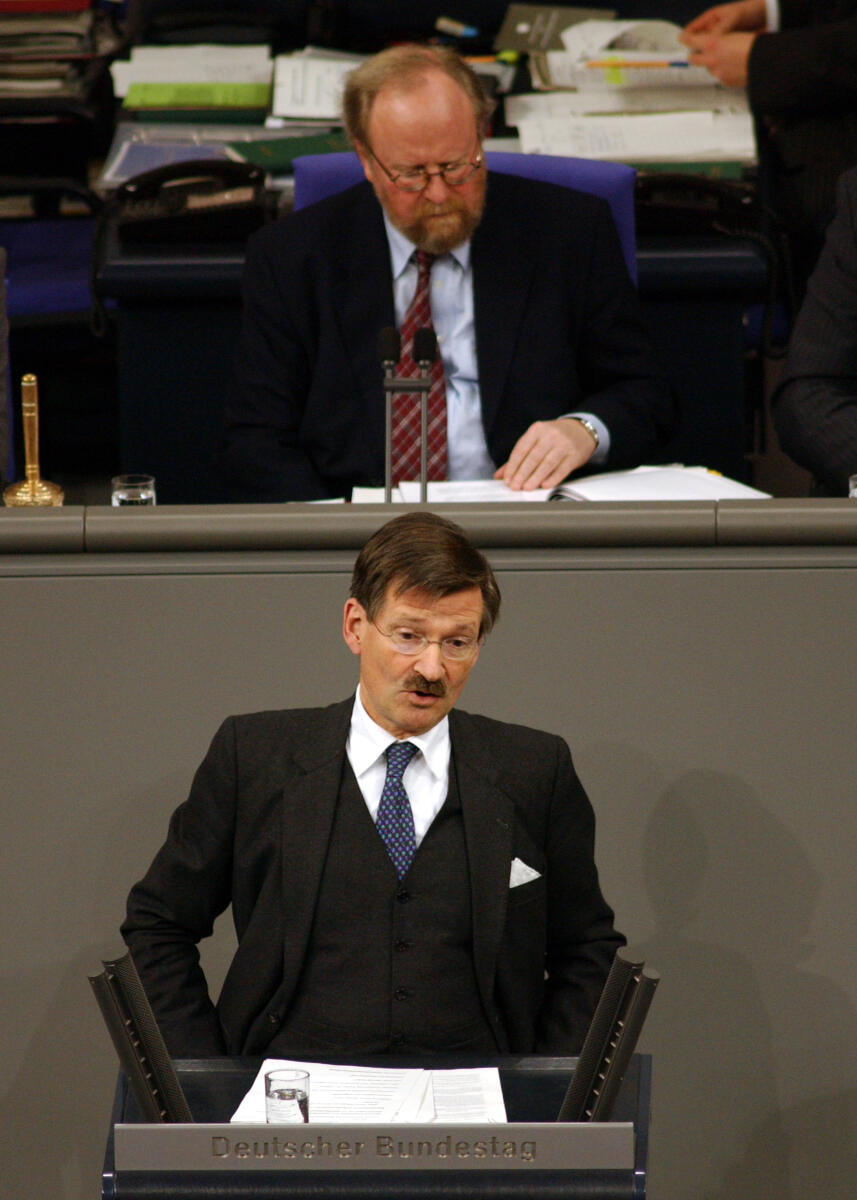 Solms, Hermann Otto; Thierse, Wolfgang Dr. Hermann Otto Solms, FDP, Bundestagsvizepräsident, MdB, Rede im Deutschen Bundestag, 73. Sitzung, TOP 09, Thema:  Steuerfreiheit von Veräußerungsgewinnen.; Vorsitz: Bundestagsvizepräsident Dr. h. c. Wolfgang Thierse, SPD.; Rednerpult.; Bundestagsabgeordneter, Abgeordneter, Rednerpult