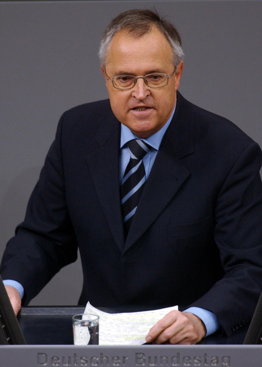Eichel, Hans Hans Eichel, SPD, Bundestagsabgeordneter, Abgeordneter, Mitglied des Deutschen Bundestages, MdB, Rede, Deutscher Bundestag, 73. Sitzung, TOP 4, Thema: EU-Ratspräsidentschaft und Vorlagen, Redner 3.; Rednerpult.