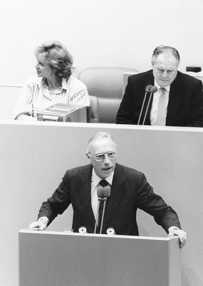 Hansheinz Hauser, CDU/CSU, hält eine Rede im Deutschen Bundestag.; Bundestagsabgeordneter, Abgeordneter, Rede, Rednerpult, Plenum Hauser, Hansheinz Hansheinz Hauser, CDU/CSU, hält eine Rede im Deutschen Bundestag.; Bundestagsabgeordneter, Abgeordneter, Rede, Rednerpult, Plenum