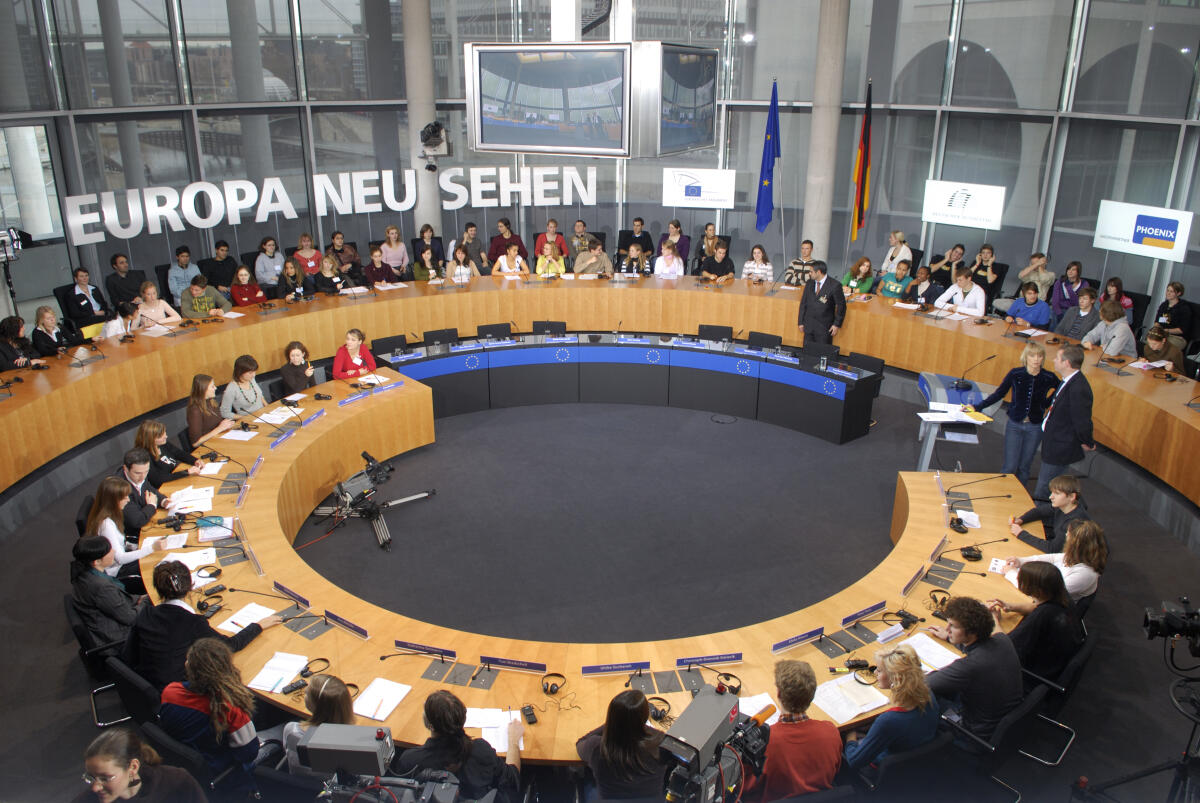  "Europa neu sehen". Kurz vor der deutschen EU-Ratspräsidentschaft diskutieren Jugendliche aus fünf Berliner Schulen mit dem Präsidenten des Deutschen Bundestages, Dr. Norbert Lammert, CDU/CSU, dem Präsidenten des Europäischen Parlaments, Dr. Josep Borrrell Fontelles, und den Fraktionsvorsitzenden des Europäischen Parlaments. Zu dem Gespräch haben Bundestag und EU-Parlament eingeladen.; Übersicht, Totale