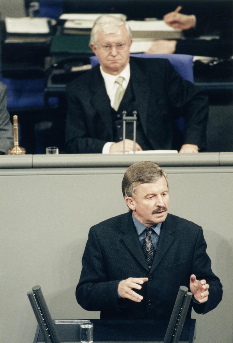 Abgeordneter Jürgen W. Möllemann, FDP, am Rednerpult im Deutschen Bundestag, 81. Plenarsitzung unter Vorsitz von Rudolf Seiters.; Bundestagsabgoerdneter, Abgeordneter, Rednerpult, Rede, Plenum Möllemann, Jürgen W. Abgeordneter Jürgen W. Möllemann, FDP, am Rednerpult im Deutschen Bundestag, 81. Plenarsitzung unter Vorsitz von Rudolf Seiters.; Bundestagsabgoerdneter, Abgeordneter, Rednerpult, Rede, Plenum