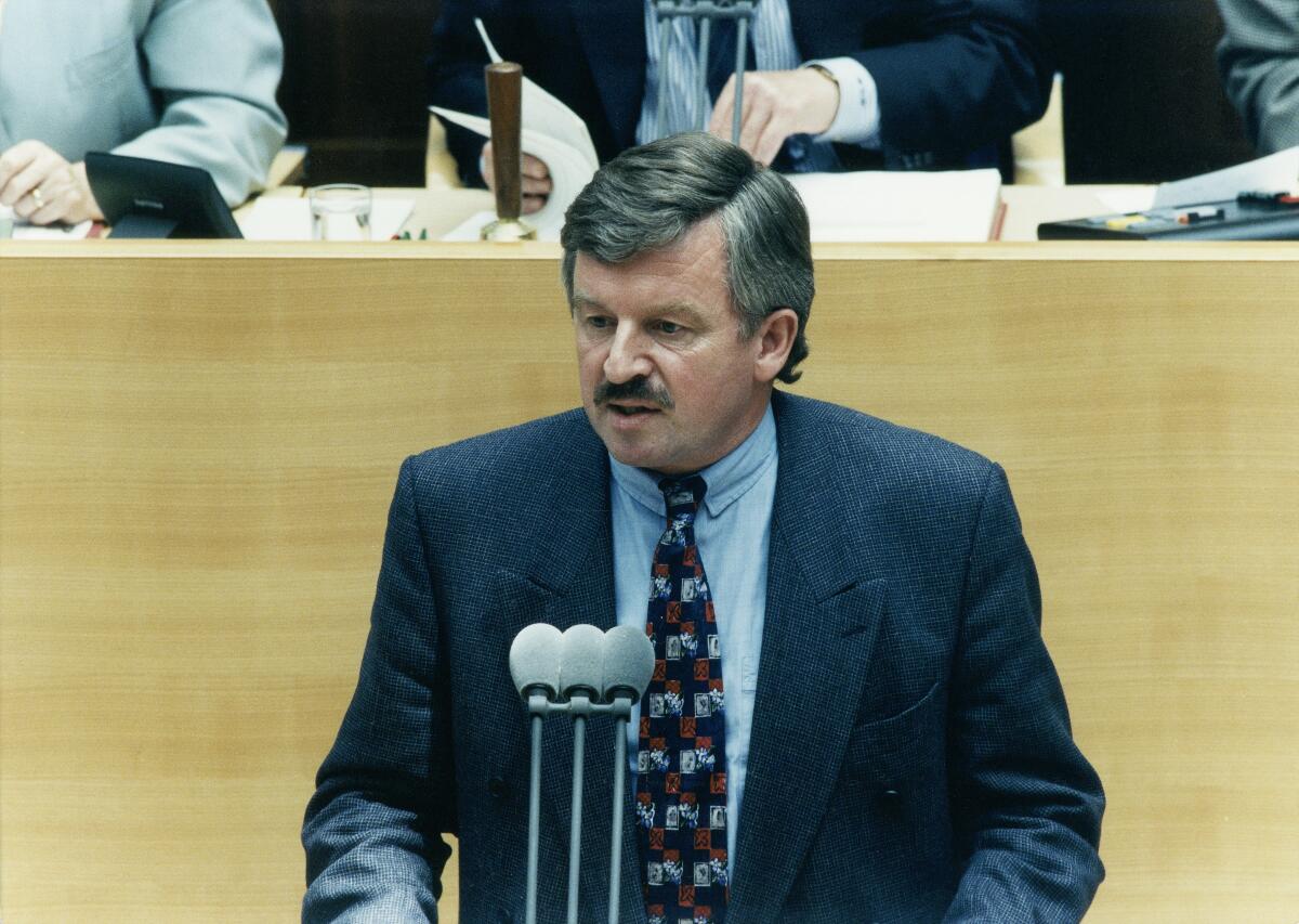 Möllemann, Jürgen W. Jürgen W. Möllemann, FDP, MdB, hält eine Rede im Deutschen Bundestag in der Plenarwoche vom 11. bis 13. Juni 1997.; Bundestagsabgeordneter, Abgeordneter, Rednerpult, Redner, Plenum