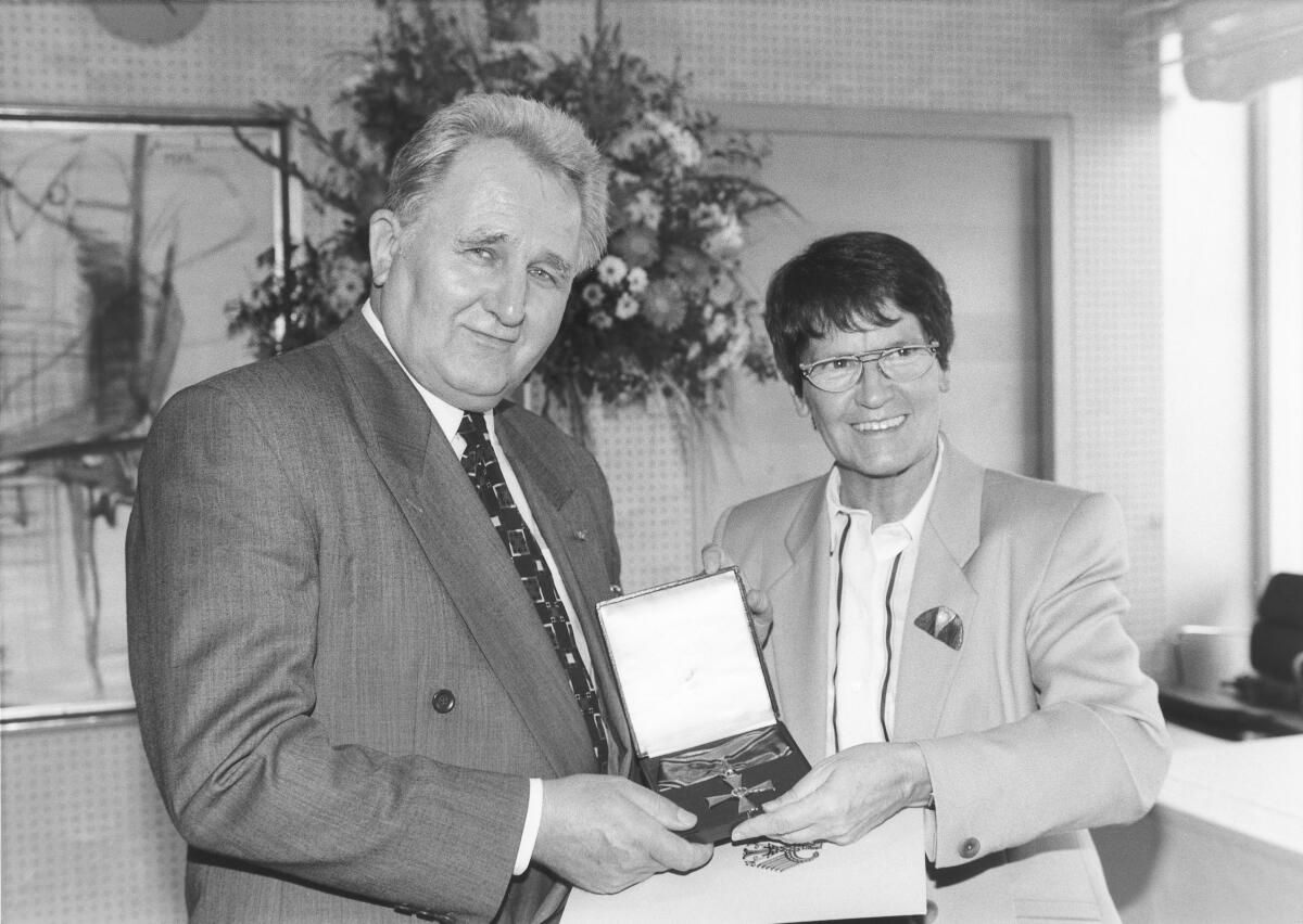 Das Große Verdienstkreuz des Verdienstordens der Bundesrepublik Deutschland überreichte Bundestagspräsidentin Prof. Dr. Rita Süssmuth am 18. Mai 1994 dem ehemaligen SPD- Bundestagsabgeordneten und Staatssekretär a.D. Erwin Stahl.; Bundestagsabgeordneter, Abgeordneter, Bundestagspräsidentin, Verleihung, Orden Stahl, Erwin; Süssmuth, Rita Das Große Verdienstkreuz des Verdienstordens der Bundesrepublik Deutschland überreichte Bundestagspräsidentin Prof. Dr. Rita Süssmuth am 18. Mai 1994 dem ehemaligen SPD- Bundestagsabgeordneten und Staatssekretär a.D. Erwin Stahl.; Bundestagsabgeordneter, Abgeordneter, Bundestagspräsidentin, Verleihung, Orden