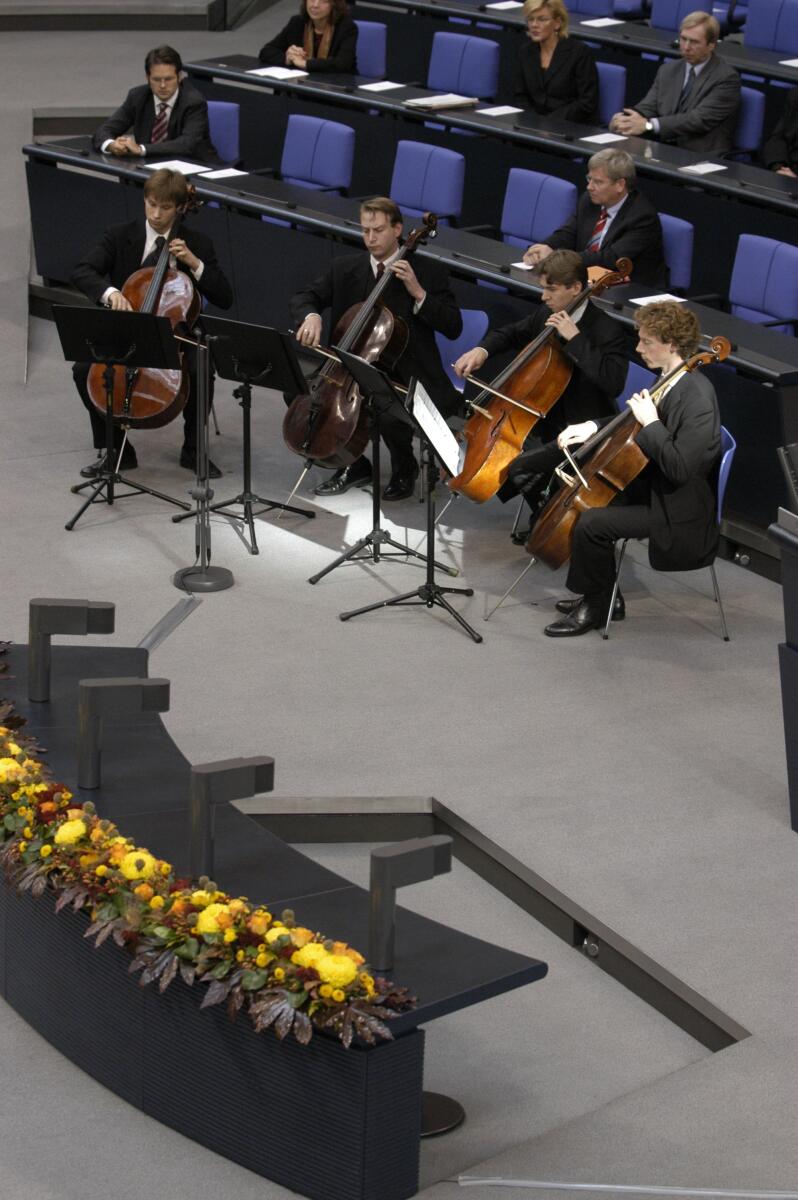  Feierstunde des Deutschen Bundestages aus Anlass des 100. Geburtstages des ehemaligen Bundestagspräsidenten D. Dr. Herman Ehlers, CDU/CSU Fraktion, (1950-1954). Es spielen die Berliner Cellharmoniker, Musik von Friedrich Metzler .; Musiker, Gedenken, Blick ins Plenum