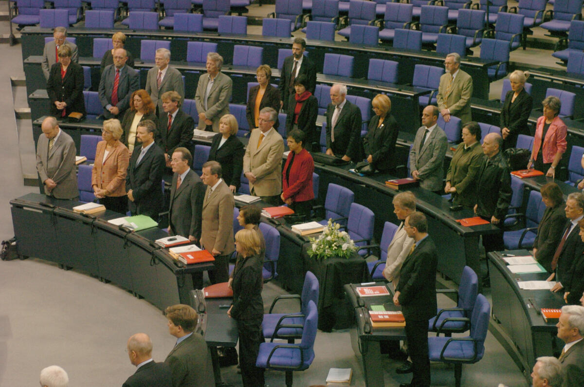  Nachruf und Genken für Hans Büttner, MdB, SPD, während der 126. Plenarsitzung des Deutschen Bundestages am 23.09.2004 der am 18.09.2004 verstarb.