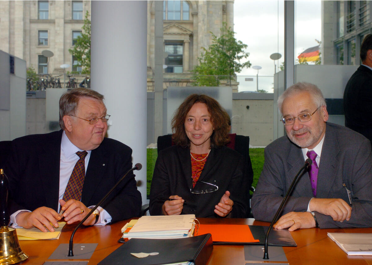 Erhard Busek, Sonderkoordinator des Stabilitätspaktes für Südosteuropa, rechts, zu Gast im Ausschuss für Wirtschaftliche Zusammenarbeit und Entwicklung. Hier mit Ausschussvorsitzenden Rudolf Kraus, CSU, links, und der Parlamentarischen Staatssekretärin im Ministerium für Wirtschaftliche Zusammenarbeit, Dr. Uschi Eid, mitte. Busek, Erhard; Kraus, Rudolf; Eid, Uschi Erhard Busek, Sonderkoordinator des Stabilitätspaktes für Südosteuropa, rechts, zu Gast im Ausschuss für Wirtschaftliche Zusammenarbeit und Entwicklung. Hier mit Ausschussvorsitzenden Rudolf Kraus, CSU, links, und der Parlamentarischen Staatssekretärin im Ministerium für Wirtschaftliche Zusammenarbeit, Dr. Uschi Eid, mitte.