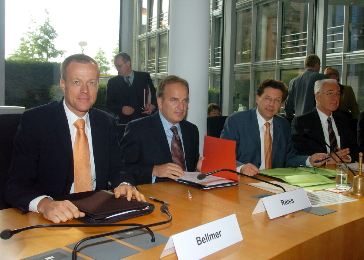 Bundesverkehrsminsiter Manfred Stolpe, SPD, rechts, zusammen mit dem TOLL COLLECT Geschäftsführer Christoph Bellmer, links, und Konrad Reiss, 2. v. lks., im Ausschuss für Verkehr, Bau- und Wohnungswesen. Der Ausschussvorsitzende Eduard Oswald, CSU, 2. v.r., leitet die Sitzung. Bellmer, Christoph; Stolpe, Manfred; Reiss, Konrad; Oswald, Eduard Bundesverkehrsminsiter Manfred Stolpe, SPD, rechts, zusammen mit dem TOLL COLLECT Geschäftsführer Christoph Bellmer, links, und Konrad Reiss, 2. v. lks., im Ausschuss für Verkehr, Bau- und Wohnungswesen. Der Ausschussvorsitzende Eduard Oswald, CSU, 2. v.r., leitet die Sitzung.