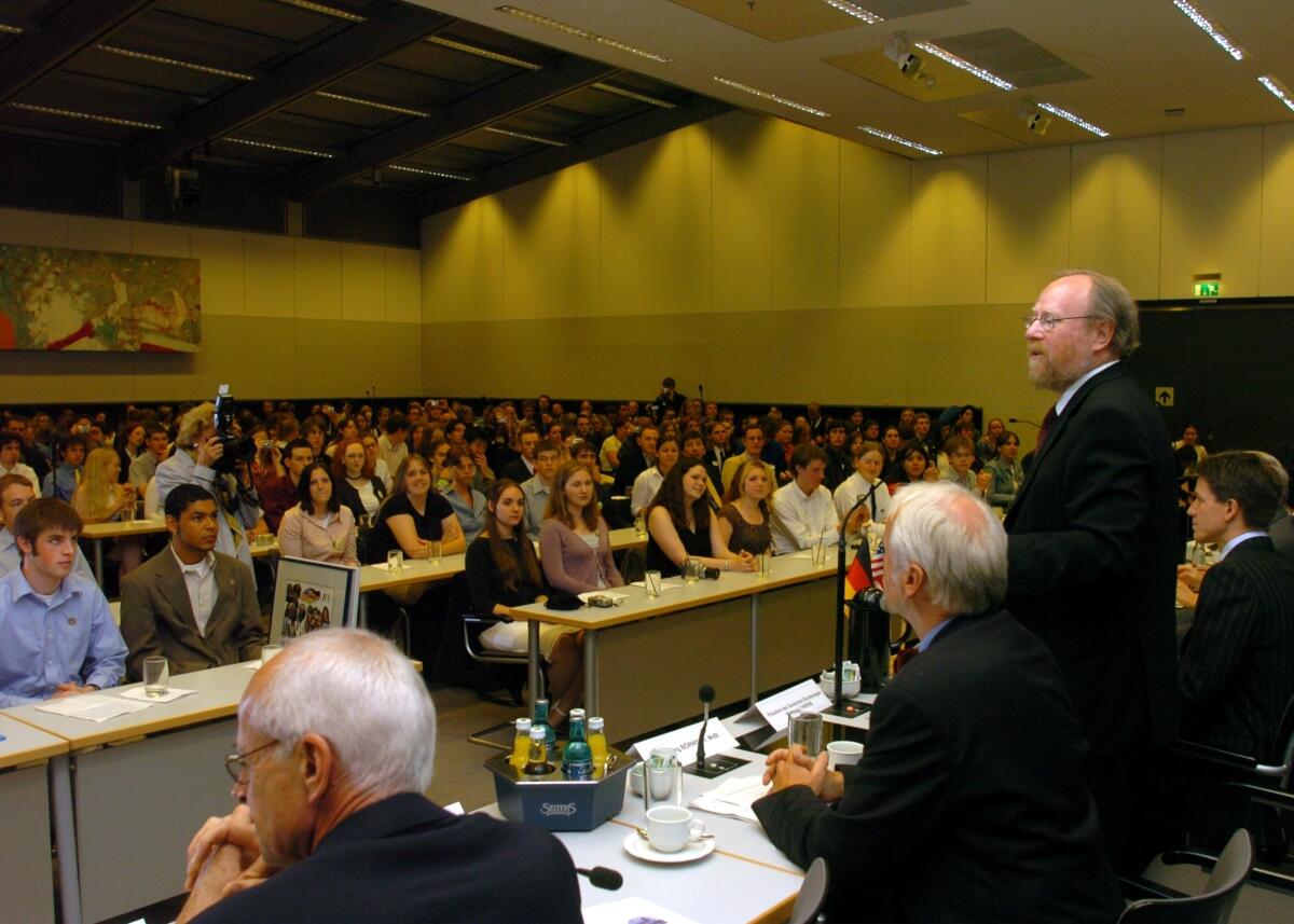 Thierse, Wolfgang Bundestagspräsident Wolfgang Thierse, SPD, stehend, begüßt die Stipendiaten der PPP im Sitzungssaal der SPD