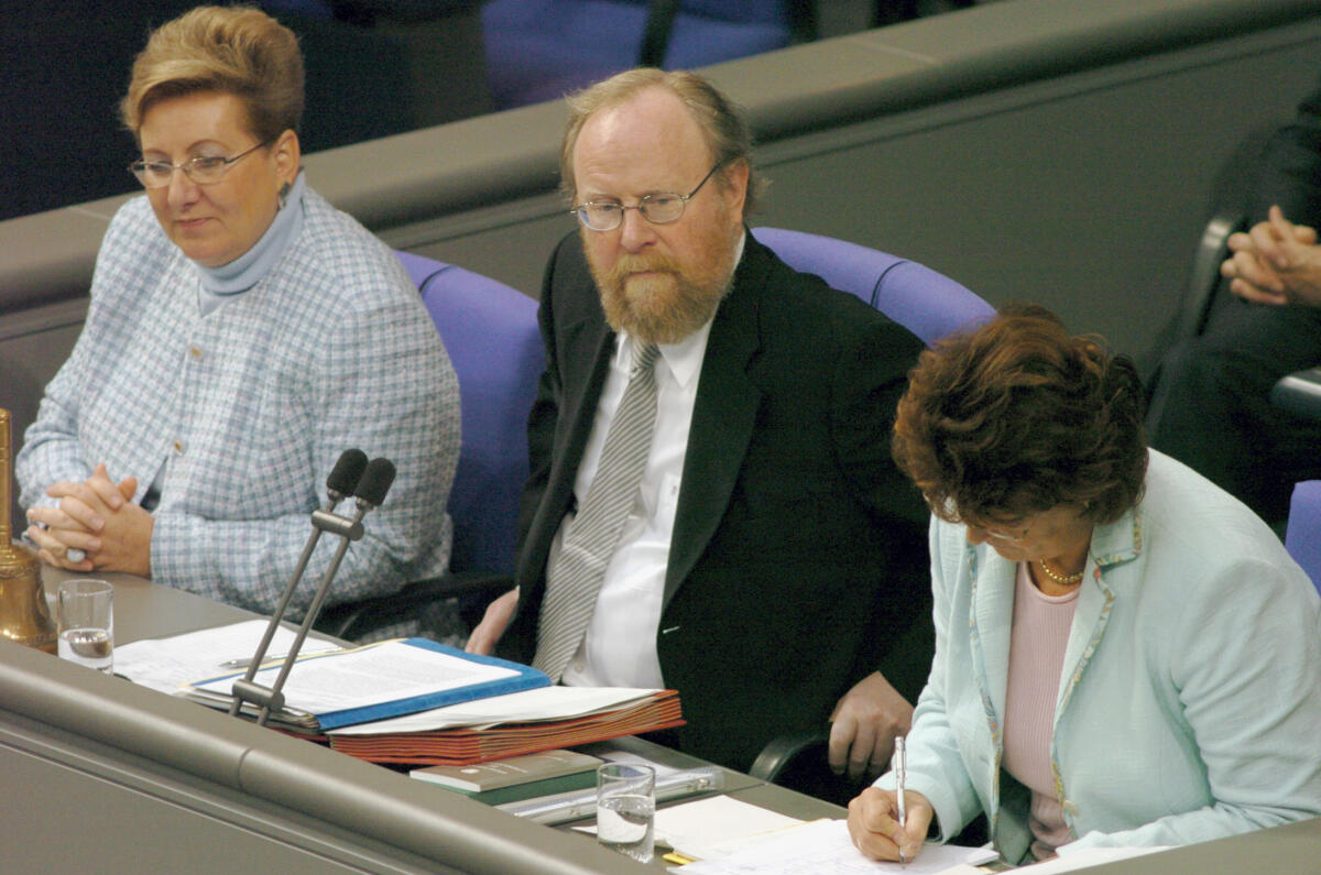 Heller, Uda; Thierse, Wolfgang; Hoffmann, Jelena Bundestagspräsident Wolfgang Thierse , SPD, (mitte) hat den Vorsitz bei der 138. Plenarsitzung am 11. November 2004, Regierungserklärung zu den Ergebnissen des Europäischen Rates in Brüssel  am 4. und 5. November 2004; Schriftführerin links: Jelena Hoffmann, SPD, Schriftführerin rechts: Uda Carmen Freia Heller, CDU/CSU