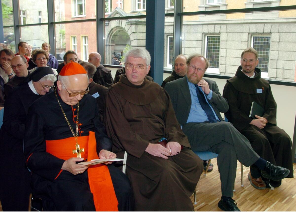 Thierse, Wolfgang Bundestagspräsident Wolfgang Thierse, SPD, nimmt an der Einweihung und Übergabe der neuen Suppenküche im Franziskanerkloster in Pankow teil.