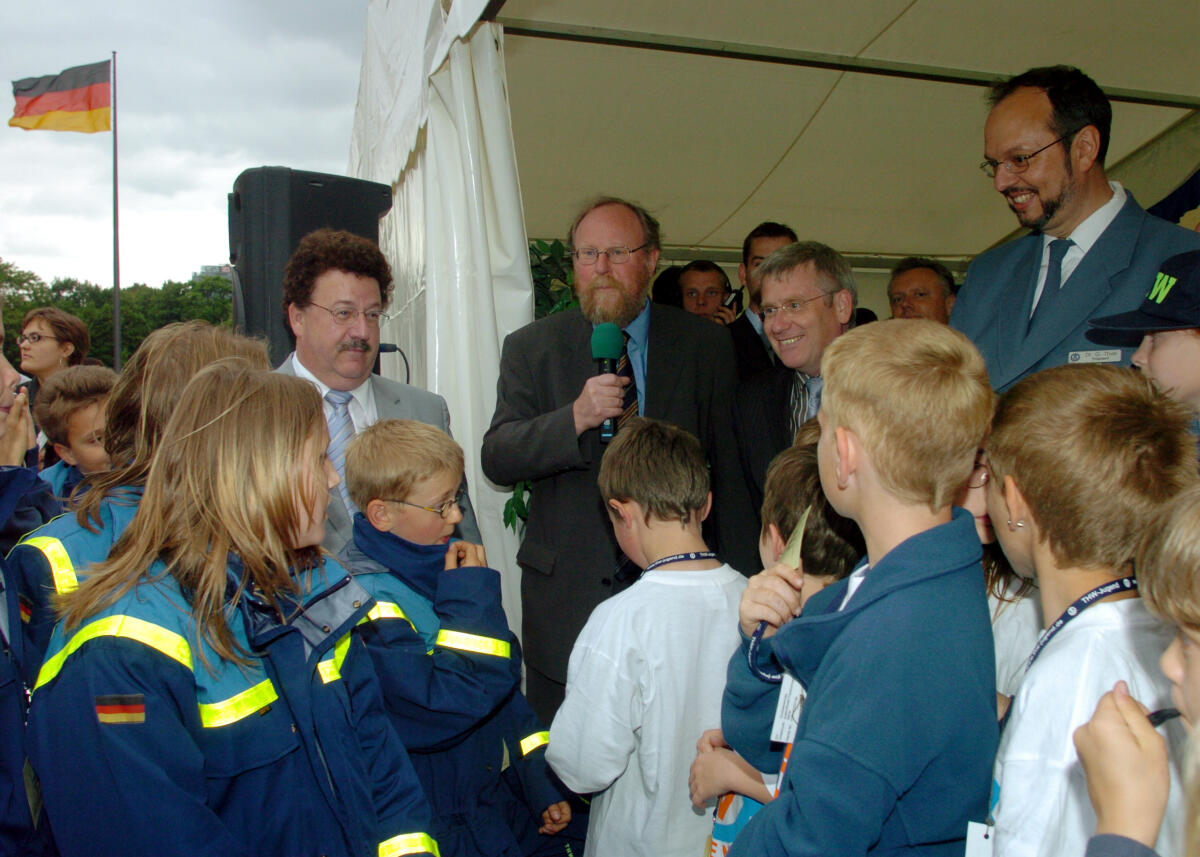 Thierse, Wolfgang Bundestagspräsident Wolfgang Thierse, SPD, eröffnet eine Veranstaltung der Jugendorganisation des Technischen Hilfswerks (THW), bei der die Arbeit der Helferinnen und Helfer den Mitgliedern des Deutschen Bundestages vorgestellt werden soll.