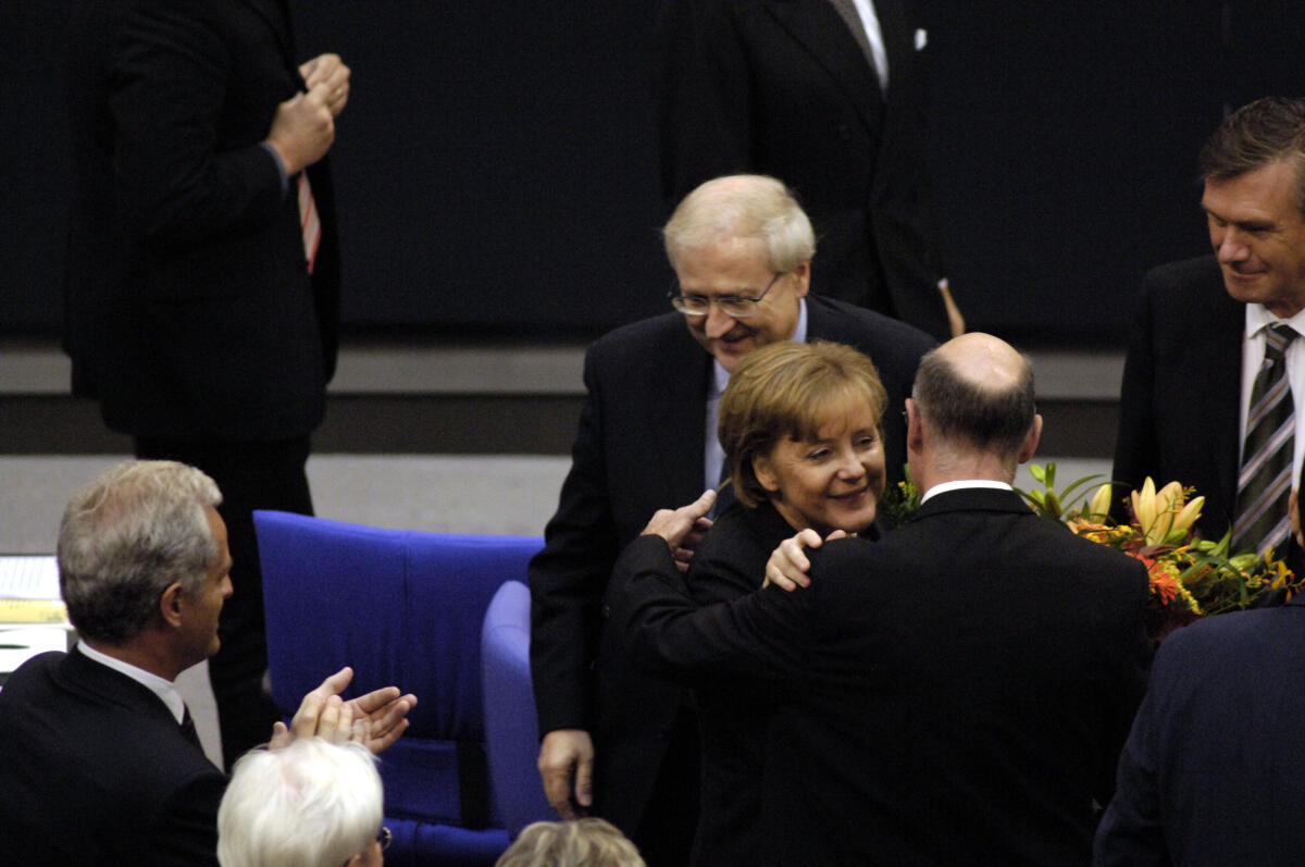 Merkel, Angela; Lammert, Norbert; Brüderle, Rainer; Gerhardt, Wolfgang Dr. Angela Merkel, CDU, Fraktionsvorsitzende, gratuliert Dr. Norbert Lammert, CDU, Mitte, zur Wahl des Bundestagspräsidenten. Rainer Brüderle (li.) stellv. Fraktionsvorsitzender, und Dr. Wolfgang Gerhardt, Fraktionsvorsitzender, beide FDP.; Abgeordnete, MdB, Umarmung