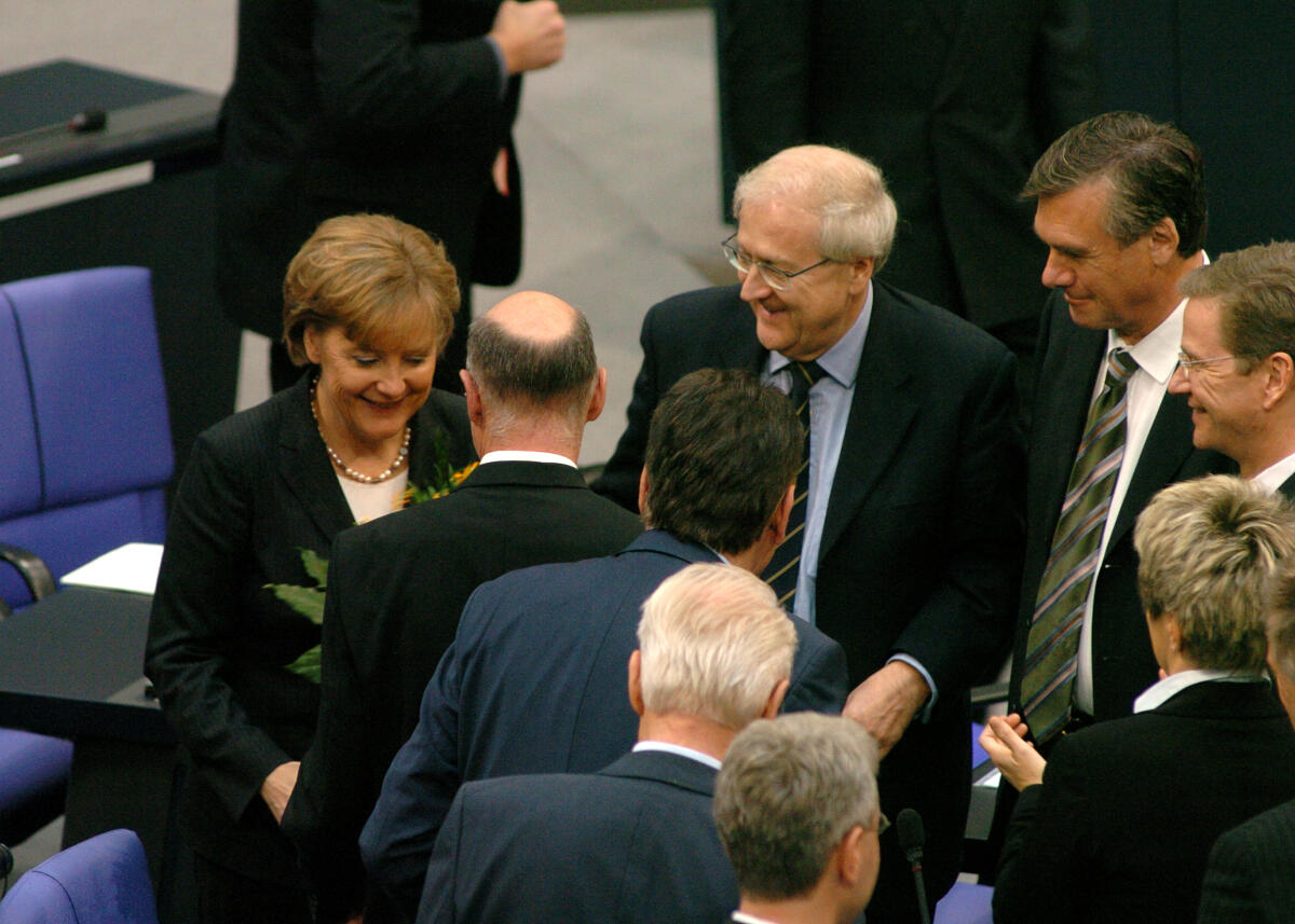 Dr. Norbert Lammert, CDU, nach seiner Wahl als neu gewählter Bundestagspräsident nimmt Glückwünsche von Dr. Angela Merkel entegegen.; v.l. Dr. Angelika Merkel, CDU, Dr. Norbert Lammert, CDU, Rainer Brüderle, FDP, Dr. Wolfgang Gerhard, FDP, Dr. Guido Westerwelle, FDP. Lammert, Norbert; Merkel, Angela; Brüderle, Rainer; Gerhardt, Wolfgang; Westerwelle, Guido Dr. Norbert Lammert, CDU, nach seiner Wahl als neu gewählter Bundestagspräsident nimmt Glückwünsche von Dr. Angela Merkel entegegen.; v.l. Dr. Angelika Merkel, CDU, Dr. Norbert Lammert, CDU, Rainer Brüderle, FDP, Dr. Wolfgang Gerhard, FDP, Dr. Guido Westerwelle, FDP.